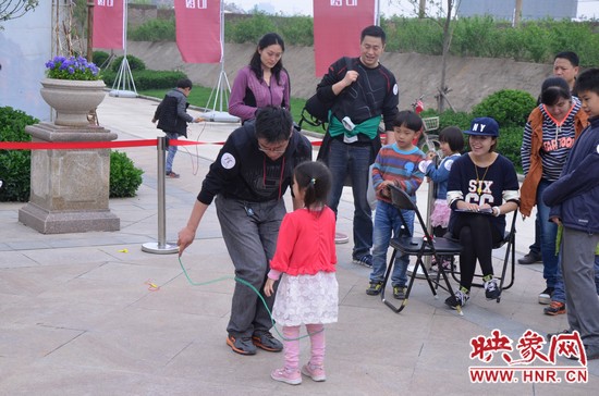 當(dāng)然啦，也有小天使現(xiàn)場跟爸比罷工的，就是不跳，弄的爸爸也哭笑不得。