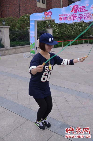 小麥也是現(xiàn)場玩起了跳繩，技術(shù)不錯(cuò)嘛！