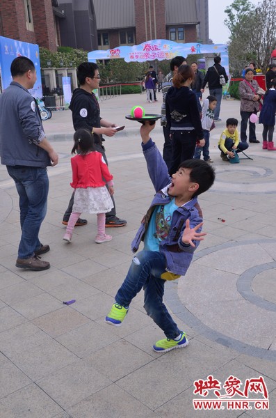 小弟弟，你玩?zhèn)€托球不用這么夸張吧，哈哈！