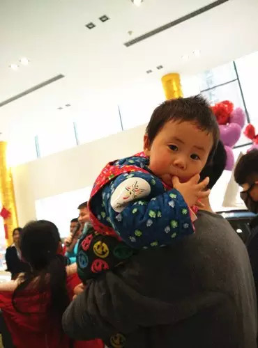 小朋友雖然你骨骼清奇，但是米、油你照樣拎不動啊，還是乖乖的油卡拿好吧。