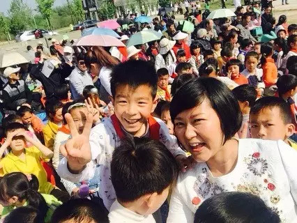 現(xiàn)場看來，陶真姐姐更是倍受孩子們的歡迎！