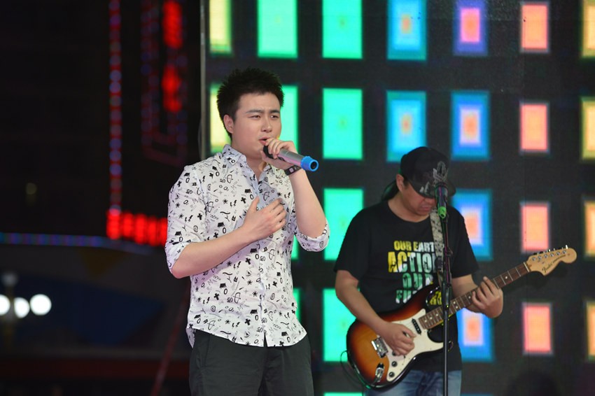 首先出場的是主播佳雨，一首《李白》，瞬間將現(xiàn)場的火熱氣氛點著。