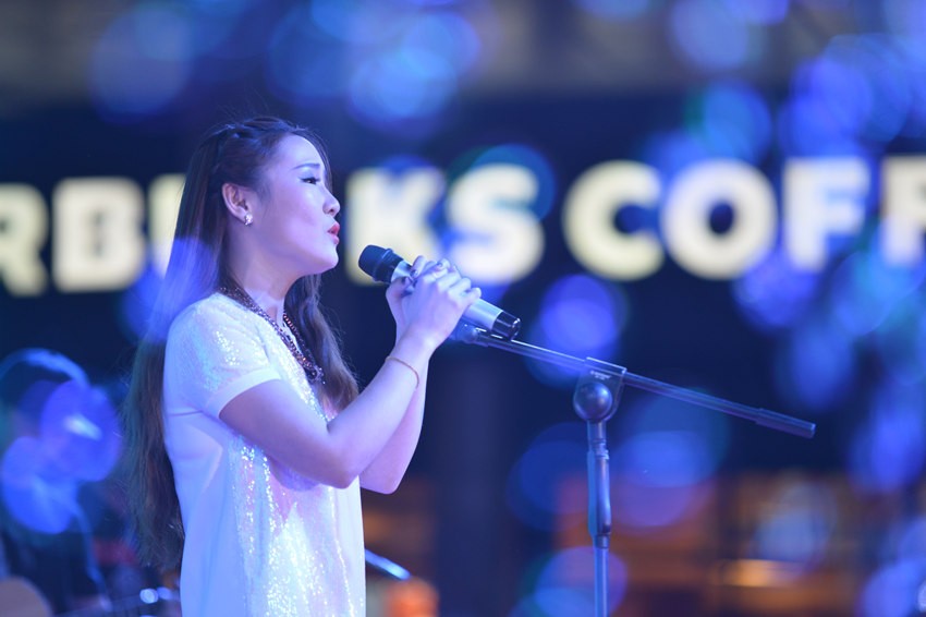 接下來是主播丹丹的《辛德瑞拉》，作為一個音樂節(jié)目的主播，唱歌當(dāng)然都是毛毛雨。