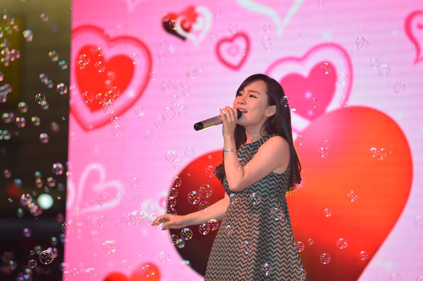 夢茹選擇了走溫情路線，《至少還有你》唱的是深情款款。