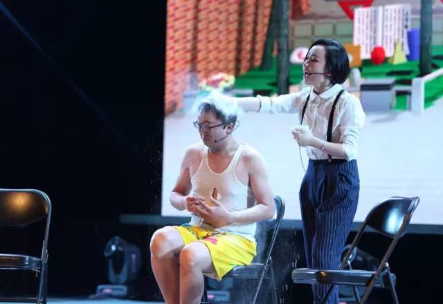 隨后一秒鐘，畫風(fēng)突變，楊奕遭夢茹慘虐！