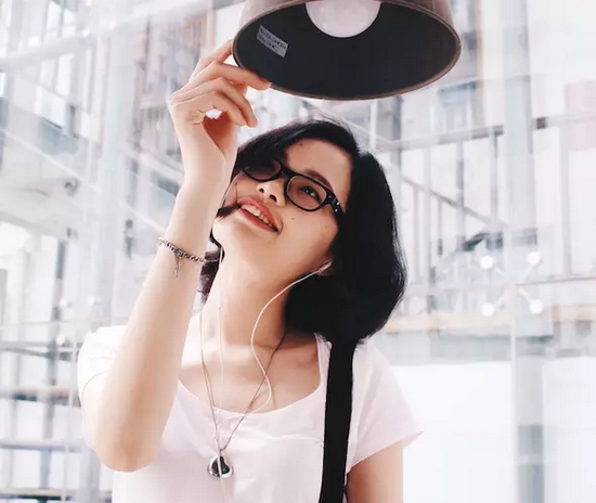 當(dāng)然，怎么能少的了美女出鏡？