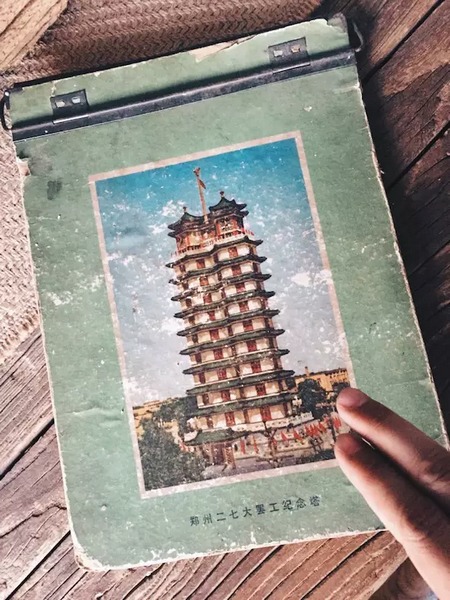 我們撫摸著鄭州的歷史，從中了解它的厚度。