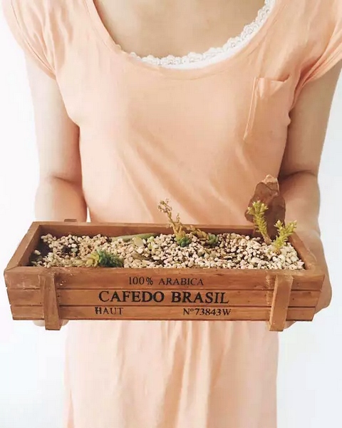 我們同時(shí)也在撫摸著希望，從中了解鄭州的生命張力。