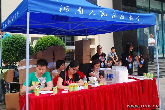 愛(ài)心義賣(mài)活動(dòng)現(xiàn)場(chǎng)