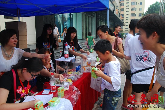 志愿者們積極參與義賣(mài)活動(dòng)