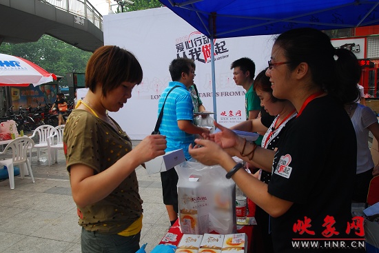 愛(ài)心義賣(mài)活動(dòng)進(jìn)行中