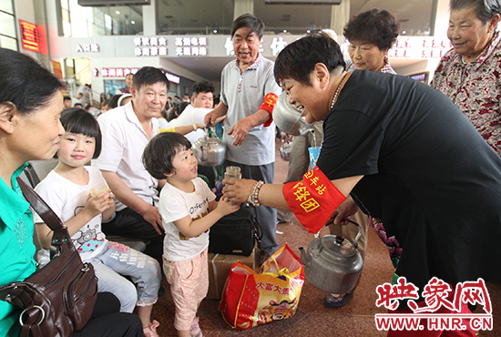 老年雷鋒團(tuán)”志愿者在候車廳為旅客送水。