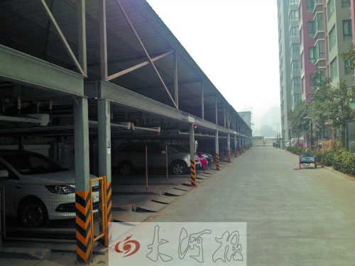 中原區(qū)新禧園小區(qū)，靠著圍墻的空地，建成兩層立體車庫。