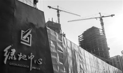 　　萬科、碧桂園、綠地等房企1月業(yè)績沖高。圖為綠地旗下的“天價”樓盤綠地中心。 新華社記者 張宇 攝