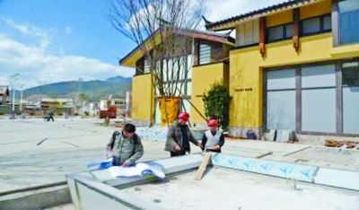 　　別墅工地，工人正在施工。