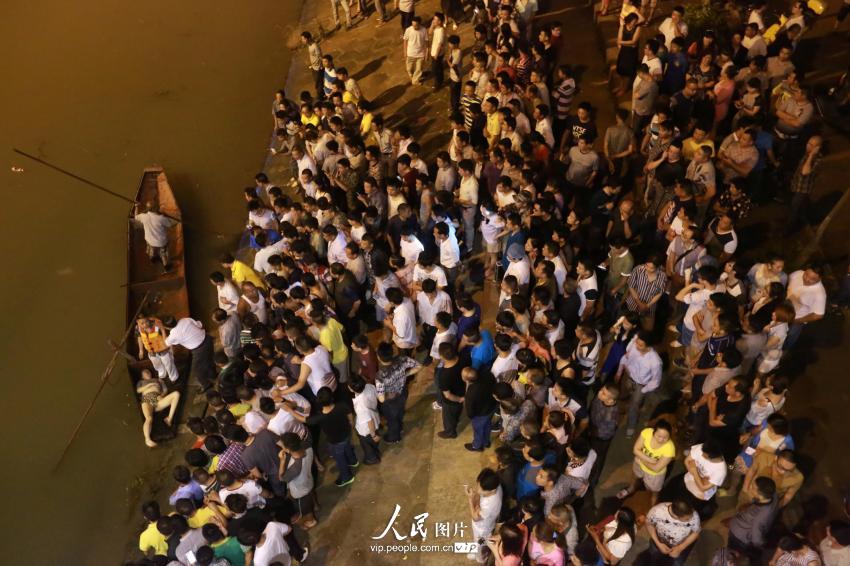 6月4日晚，湖南省婁底市二大橋跳河自殺的女子遺體被打撈上來。