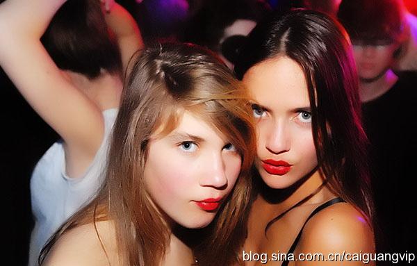 倫敦夜店美眉愛?？?圖)