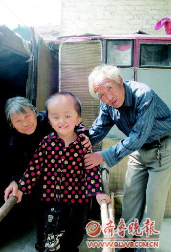 段雨夏(右)和老伴扶小佑恩學走路