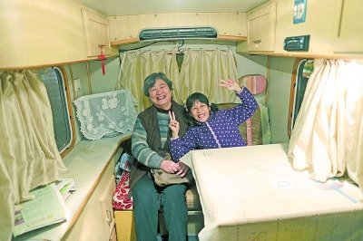  天黑了，外面風(fēng)雨交加而董怡汶坐在溫暖的房車(chē)?yán)铩? oldsrc=