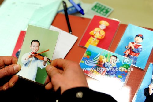 　每當(dāng)想兒子時(shí)，熊爸只有盯著照片看