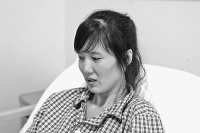 郭萍先做完手術(shù)的左腳剛剛拆線，但還打著石膏，鋼釘也尚未取出