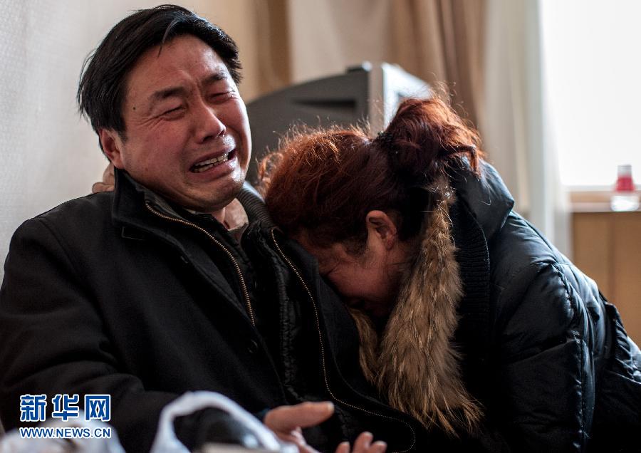 2月5日，遇難大學(xué)生郭培（化名）的父母抱頭痛哭。