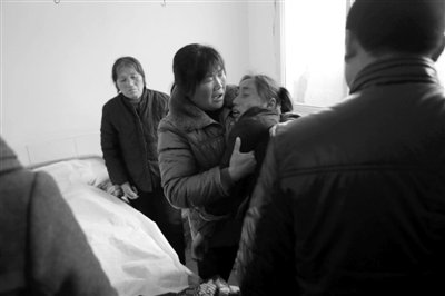 　　2月28日，薛集鎮(zhèn)秦集衛(wèi)生院一房間內(nèi)，親屬在勸哭泣的遇難者張晴的母親。