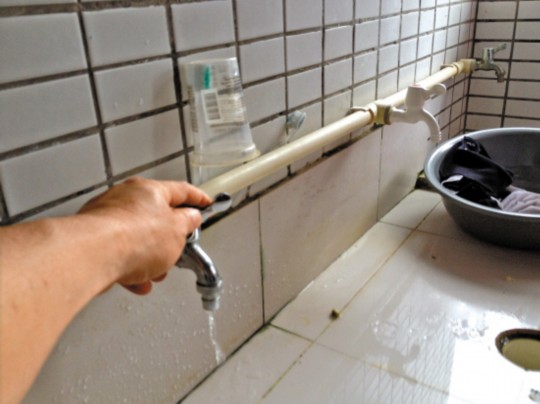 宿舍沒水學(xué)生接雨水洗澡？學(xué)校稱是學(xué)生惡作劇