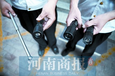 鄭州8名小學(xué)生持警棍、電擊槍街頭“火拼”