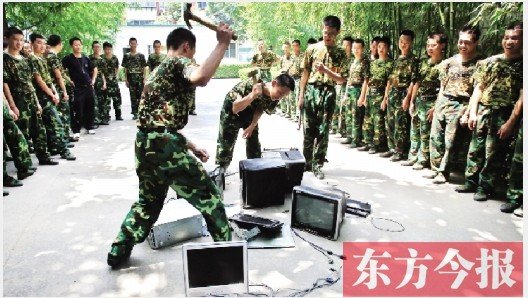 為了讓孩子表達(dá)戒除網(wǎng)癮的決心，學(xué)校組織孩子親手砸毀電腦