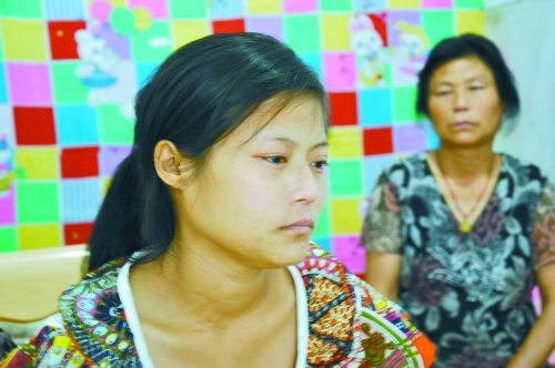 王學(xué)鳳望著女兒，一言不發(fā)