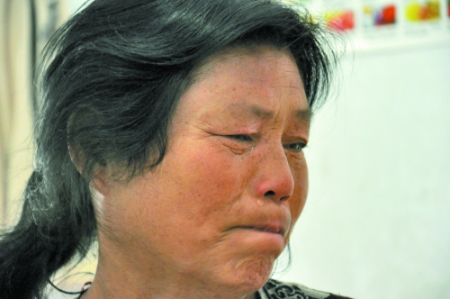 談及女兒的病情，王學(xué)鳳不禁哭了出來(lái)