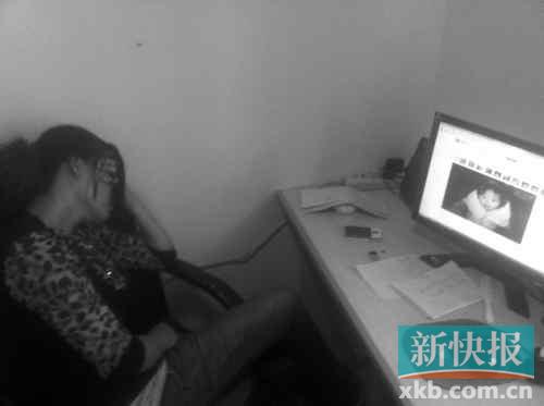 遇難孩子的母親向記者展示女兒生前的照片，一邊掩面而泣