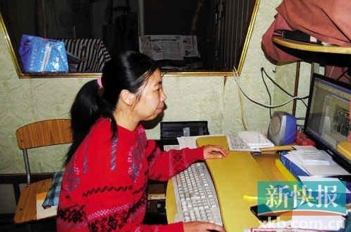 在狹小簡(jiǎn)陋的住處，陳敏莉最專注的事情是通過(guò)網(wǎng)絡(luò)即時(shí)了解公益信息