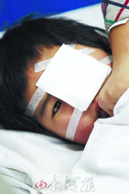 躺在病床上的小董，左眼痊愈的可能性不大