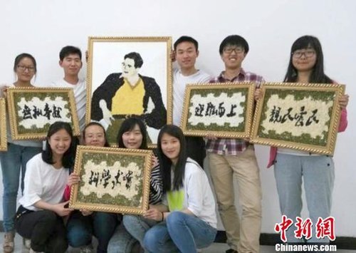 大學(xué)生們?yōu)榧o(jì)念焦裕祿，用黑豆、綠豆、大米等糧食在硬紙板上創(chuàng)作的糧食畫