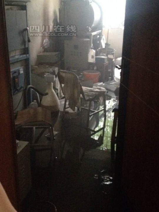 2日上午9時許，成都理工大學(xué)測試樓內(nèi)一實驗室起火，造成一人輕傷，目前明火已滅