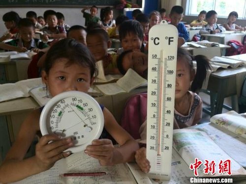 6月3日，下午四點，昆明市東川區(qū)因民鎮(zhèn)中心學校一年級教室溫度達到44℃