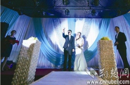 經(jīng)過(guò)執(zhí)著追求和3年戀愛(ài)，昨日，25歲的武漢小伙張巖終于娶回黑龍江姑娘張巖