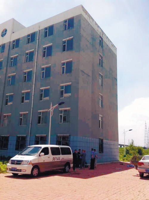 現(xiàn)場被警方封鎖，圈內(nèi)為死者遺體位置