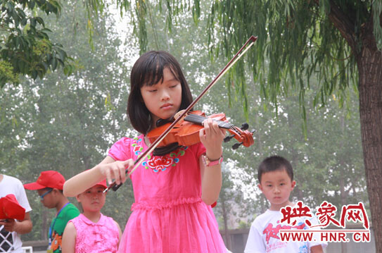 小記者們帶來(lái)的小提琴演奏