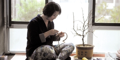 辭掉月薪上萬工作 26歲女生當(dāng)了小皮匠