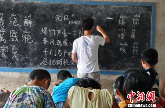 天津大學(xué)學(xué)子在蘭考支教的課堂上