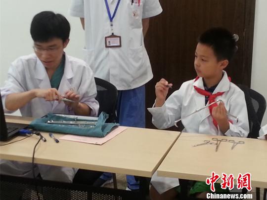 兒童暑期“職業(yè)體驗” 醫(yī)生、警察職業(yè)受熱捧