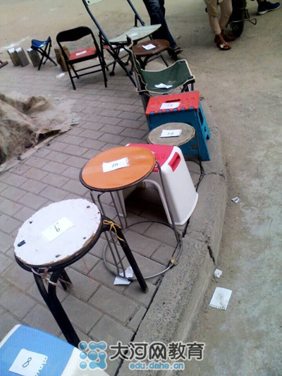 17號(hào)中午，鄭州市金水區(qū)實(shí)驗(yàn)小學(xué)就已經(jīng)開始出現(xiàn)排隊(duì)等待報(bào)名的長龍了！