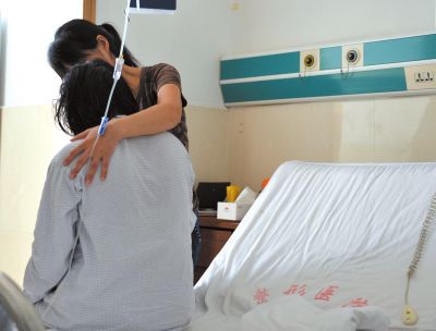 由于前天進(jìn)行了面部修復(fù)手術(shù)，俞燕身體不適，父母24小時(shí)陪在她的身邊