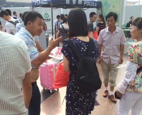 女大學生一出站，黑車的拉客仔就圍上招攬