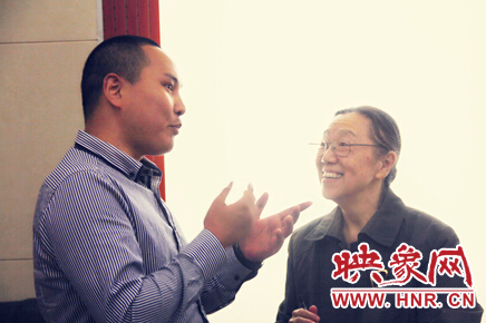 映象教育總監(jiān)班朝陽與周恩來侄女周秉宜、中央警衛(wèi)局原副局長、少將高振普親切交談