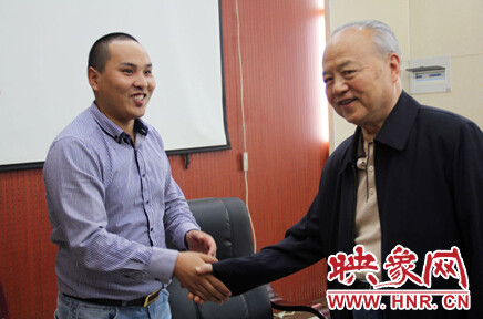 映象教育總監(jiān)班朝陽與周恩來侄女周秉宜、中央警衛(wèi)局原副局長、少將高振普親切交談