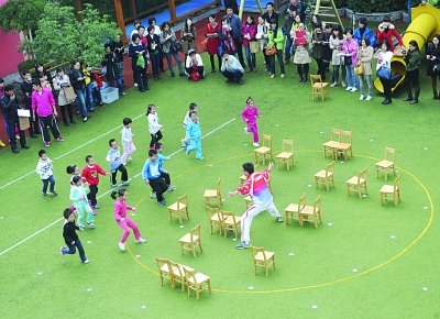 男老師帶著孩子們做游戲。